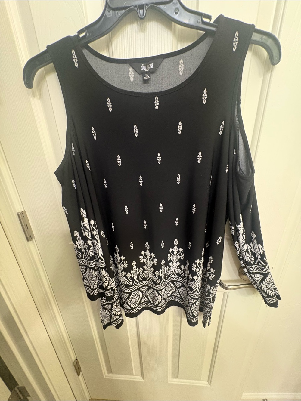 Investments Slim Factor Black & White Cold-Shoulder Long Sleeve Top 1X
